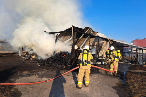 Pożar garażu w Werchracie. Spłonęły trzy samochody, ciągnik i sprzęt warsztatowy [ZDJĘCIA]