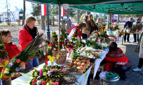 Kolorowo i świątecznie na rynku w Cieszanowie. Kiermasz wielkanocny za nami [ZDJĘCIA]