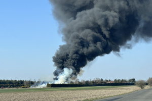 Czarny dym nad Oleszycami. Trwa gaszenie pożaru [ZDJĘCIA]