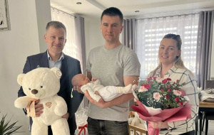 Marcel pierwszym mieszkańcem 2026 roku w Gminie Narol. Burmistrz z wizytą i wyprawką