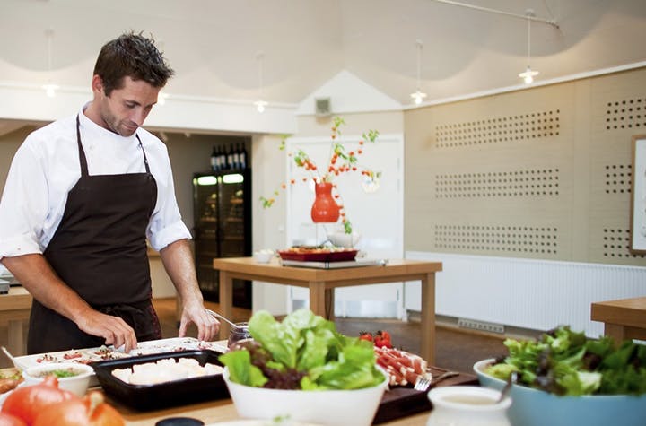 Sprawdź, jakie wymogi powinna spełniać odzież gastronomiczna. Każdy restaurator powinien to wiedzieć!