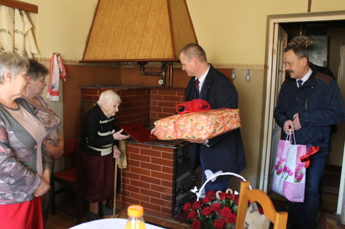 Pani Janina ukończyła 100 lat! Jubilatka otrzymała życzenia i kwiaty od wójta!