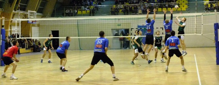 Czarni przegrywają, rywale się wzmacniają