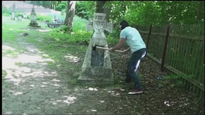 Członek grupy Cichociemni niszczy pomnik w Radrużu. fot. kadr youtube com