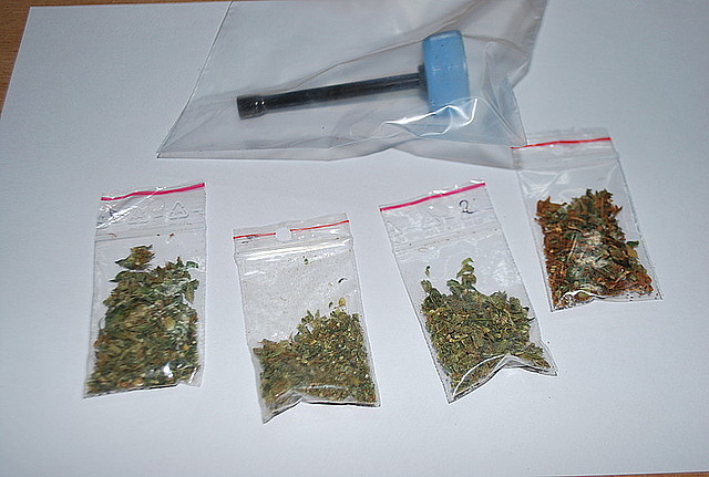 20-latek odpowie za posiadanie narkotyków, a jego kolega za ich udzielanie