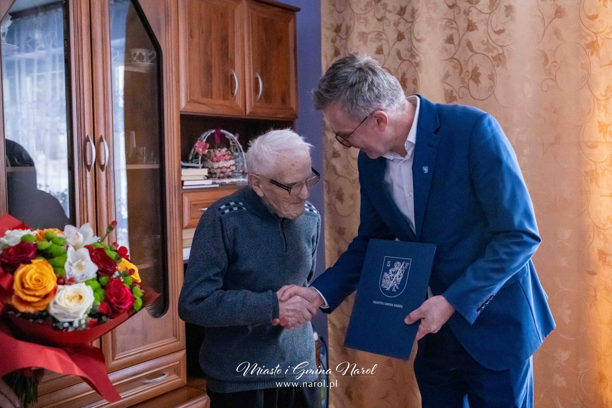 Gratulacje Panu Bolesławowi złożył burmistrz Miasta i Gminy Narol Arkadiusz Mroczekfot. Miasto i Gmina Narol