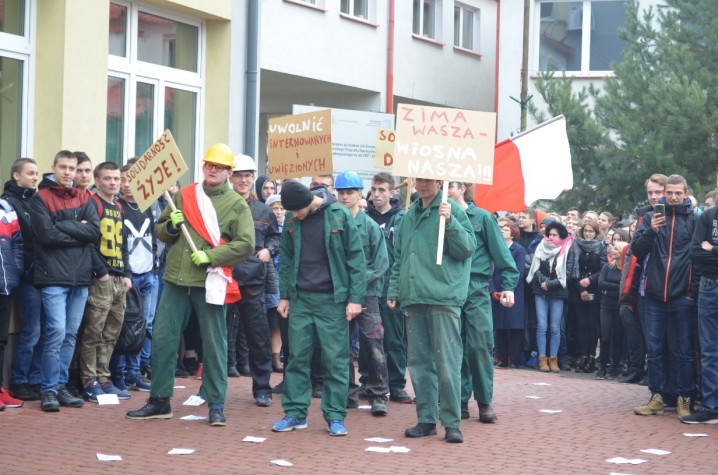 Uczniowie Zespołu Szkół w Lubaczowie i strzelcy pamiętali o rocznicy stanu wojennego [ZDJĘCIA]