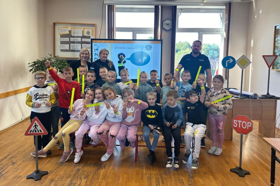 Policjanci w Lisich Jamach: Lekcje bezpieczeństwa dla najmłodszych