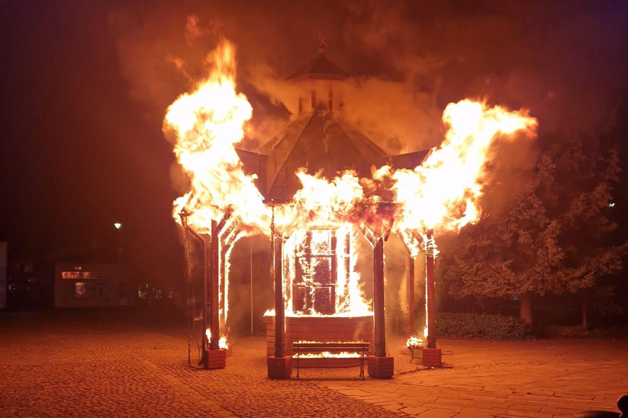 Pożar na lubaczowskim Rynku. Paliło się zadaszenie studni [ZDJĘCIA][VIDEO]