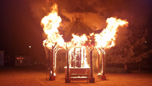 Pożar na lubaczowskim Rynku. Paliło się zadaszenie studni [ZDJĘCIA][VIDEO]