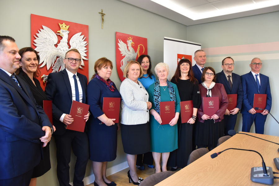 Nagrody otrzymało dziesięcioro nauczycieli fot. Powiat Lubaczowski