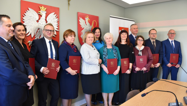 Nagrody starosty dla nauczycieli z powiatu lubaczowskiego z okazji Dnia Edukacji Narodowej [FOTO]