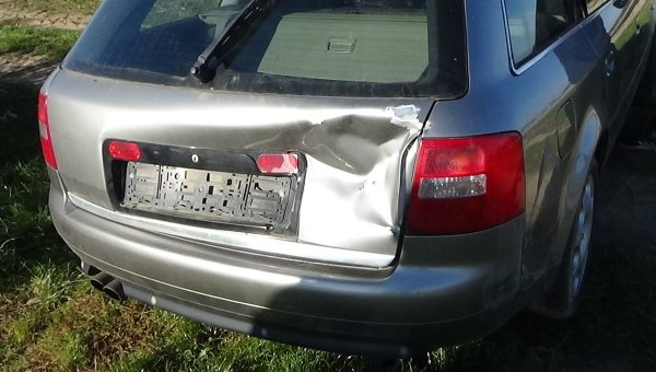 18-latek zabrał auto i zdewastował prywatną posesję. Był pijany?