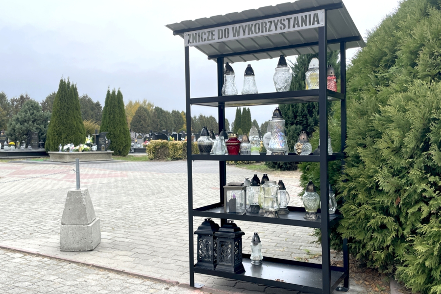 Stojaki na znicze przy cmentarzach w Lubaczowie fot. lubaczow.pl