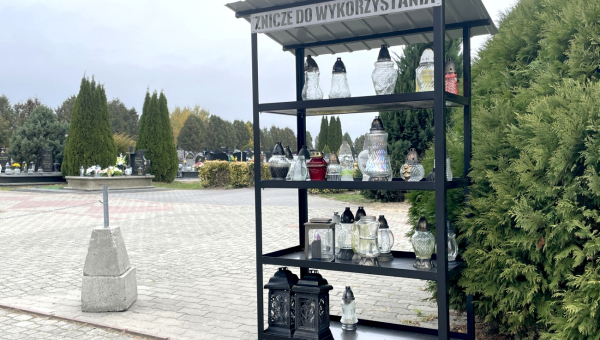 Stojaki na znicze do ponownego wykorzystania na cmentarzach w Lubaczowie