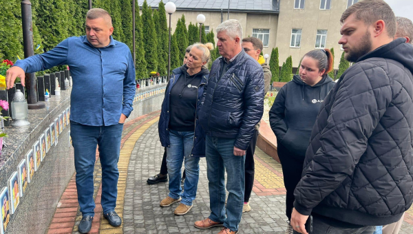 Delegacja z Cieszanowa na Ukrainie – zadbali o groby i rozmawiali o współpracy