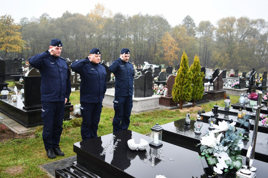 Lubaczowscy policjanci oddali hołd zmarłym kolegom fot. KPP Lubaczów