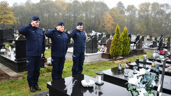 Lubaczowscy policjanci oddali hołd zmarłym kolegom