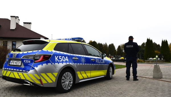 Akcja "Wszystkich Świętych". Będą zmiany w organizacji ruchu przy cmentarzach [LISTA]