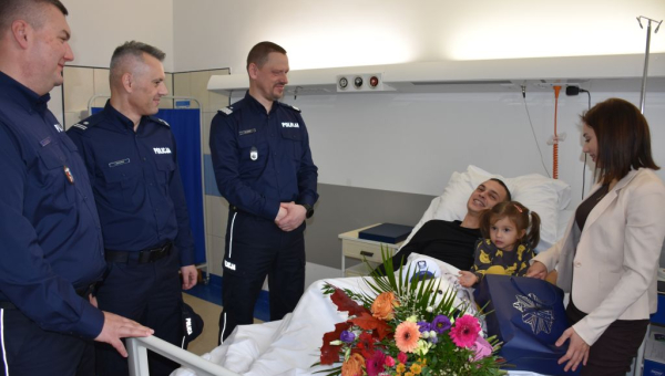 Policjant z powiatu lubaczowskiego raniony nożem. Z narażeniem życia ratował innych