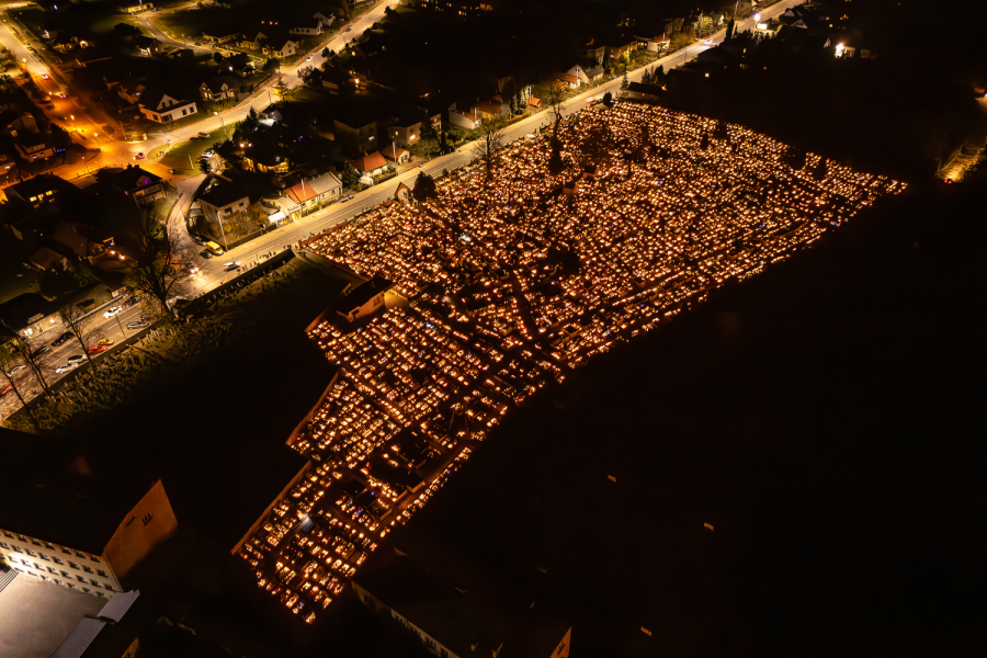 1 listopada ten obraz jest zawsze wyjątkowy fot. ZLUBACZOWA.PL