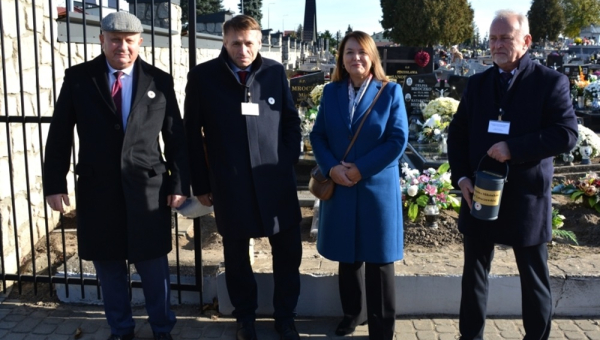 Mieszkańcy Lubaczowa hojnie wspierają ratowanie zabytków na cmentarzu komunalnym