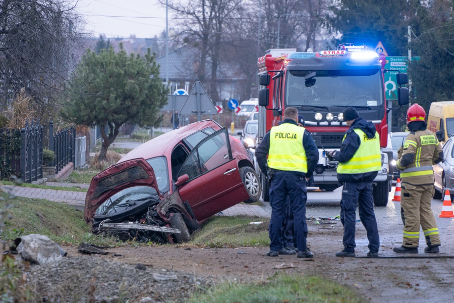 Dąbków: Auto uderzyło w przepust. Kierowca uciekł [ZDJĘCIA]