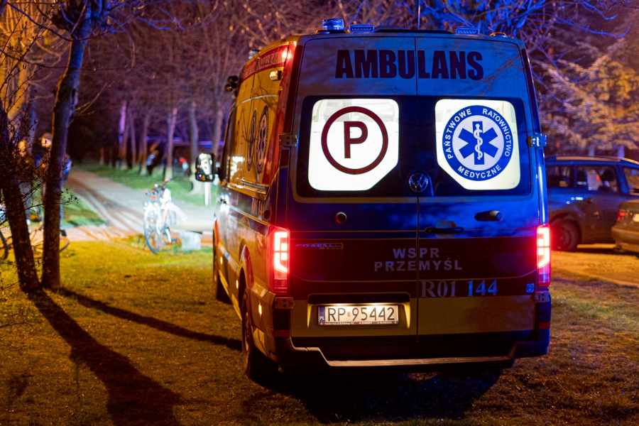 Tragiczny wypadek w lesie. Zginął mężczyzna przygnieciony przez drzewo