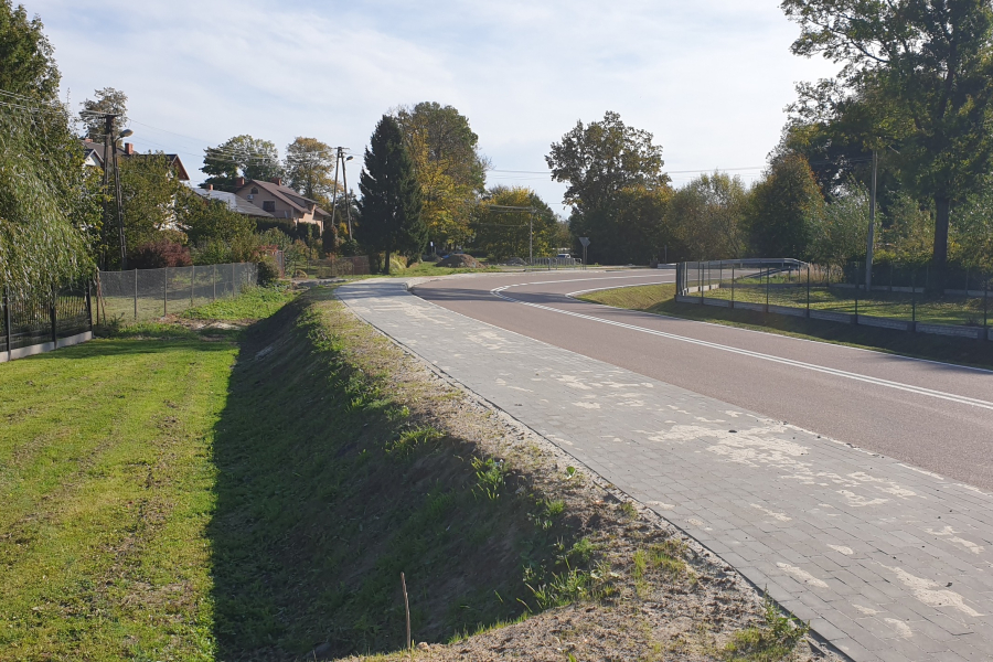 Bezpieczniej na drogach w Cewkowie i Starym Dzikowie – nowy chodnik gotowy