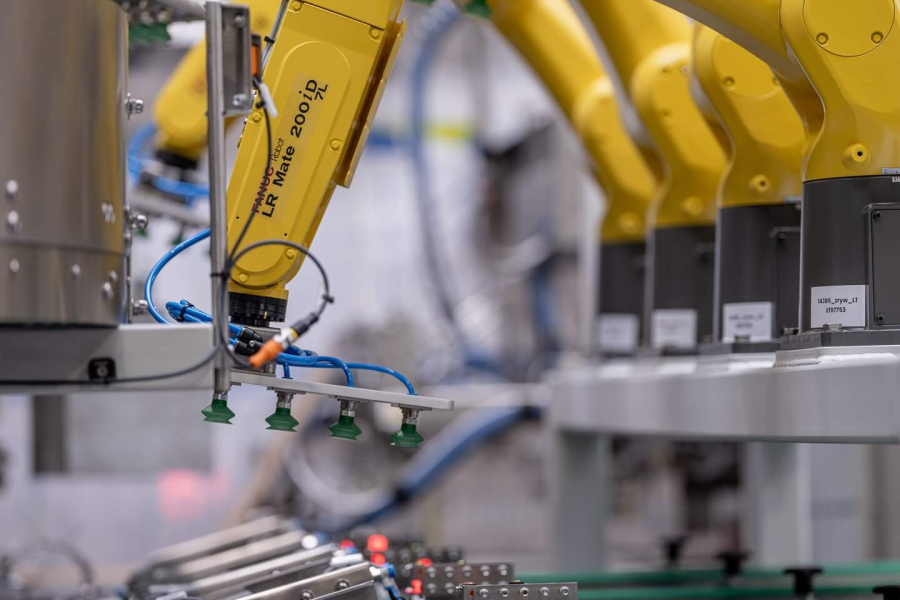 Inteligentne fabryki w Przemyśle 4.0 – jak połączenie robotów i sztucznej inteligencji optymalizuje produkcję?