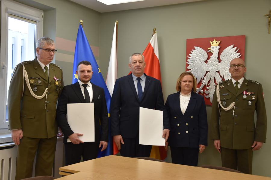 Robert Brudniak i Olaf Zabroński z patentami oficerskimi od Prezydenta RP