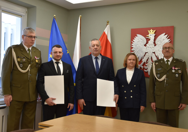 Robert Brudniak i Olaf Zabroński z patentami oficerskimi od Prezydenta RP