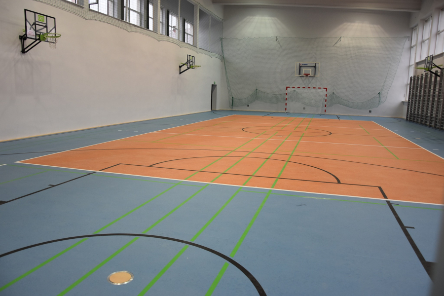 Modernizacji parkingu i hali sportowej LO w Lubaczowie na finiszu [FOTO]