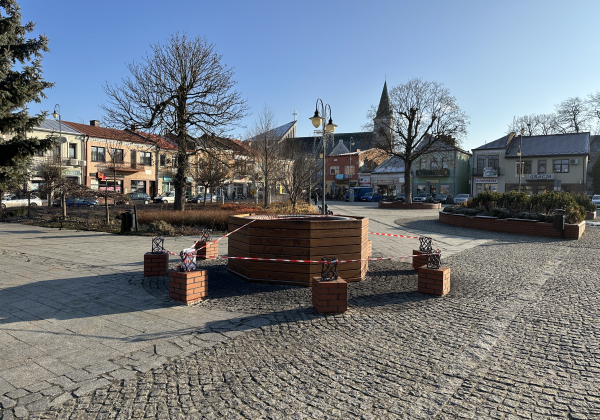 Spalona wiata i tężnia solankowa zdemontowane. Co powróci na lubaczowski Rynek?