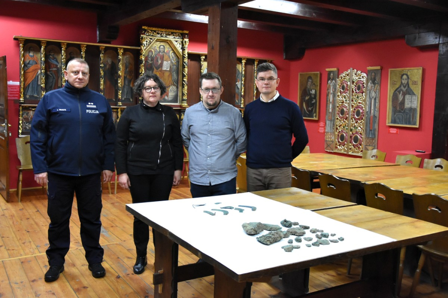 Policjanci przekazali do Muzeum Kresów w Lubaczowie zabytki archeologiczne