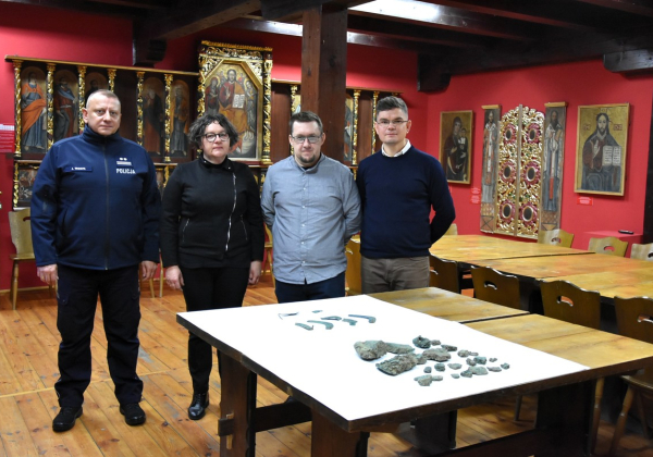 Policjanci przekazali do Muzeum Kresów w Lubaczowie zabytki archeologiczne