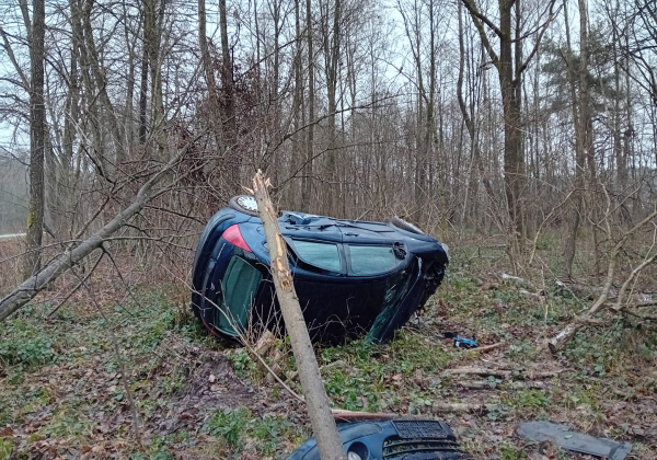 Ślisko na drogach. Dachowanie na trasie Cieszanów - Chotylub [ZDJĘCIA]