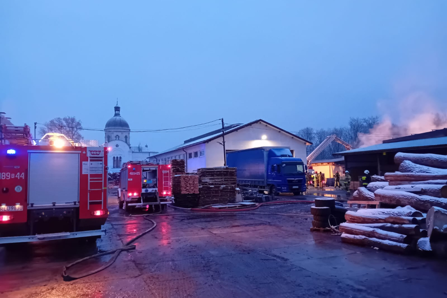 Duży pożar tartaku w Nowym Siole. Na miejscu 12 zastępów straży pożarnej [ZDJĘCIA]