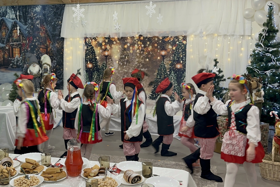 Od bajek do tańców narodowych: Kreatywna edukacja przedszkolaków z Oleszyc [FOTO]