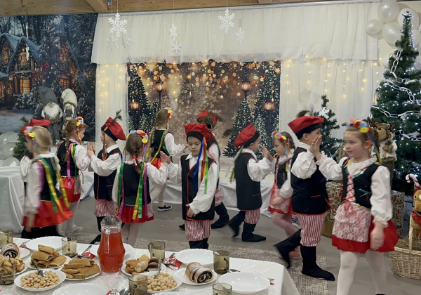 Od bajek do tańców narodowych: Kreatywna edukacja przedszkolaków z Oleszyc [FOTO]