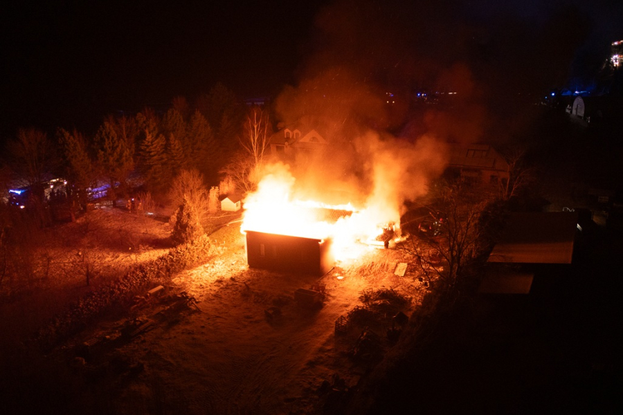 Duży pożar w Oleszycach. Na miejscu kilkanaście zastępów strażaków [ZDJĘCIA][VIDEO]