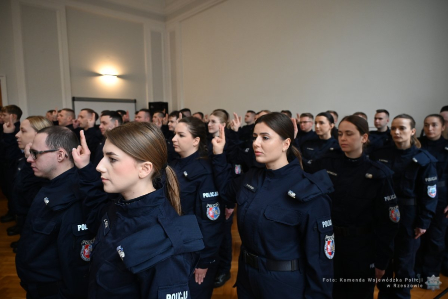 W szeregi podkarpackiej Policji wstąpiło 58 nowych funkcjonariuszy [FOTO]