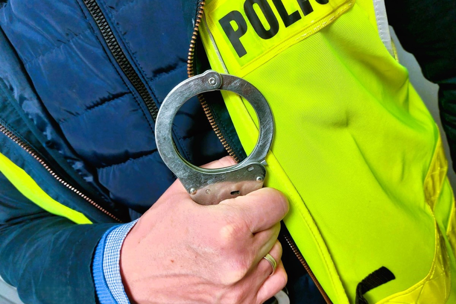 Lubaczowscy policjanci w Stalowej Woli zatrzymali 32-latka poszukiwanego listem gończym
