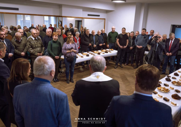 Pszczelarze z Lubaczowa przełamali się opłatkiem i podsumowali 2024 rok [ZDJĘCIA]