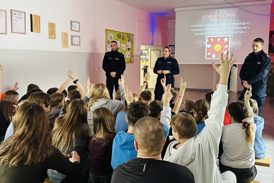 Zagrożenia w internecie tematem spotkań policjantów z młodzieżą w Wielkich Oczach