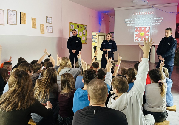 Zagrożenia w internecie tematem spotkań policjantów z młodzieżą w Wielkich Oczach