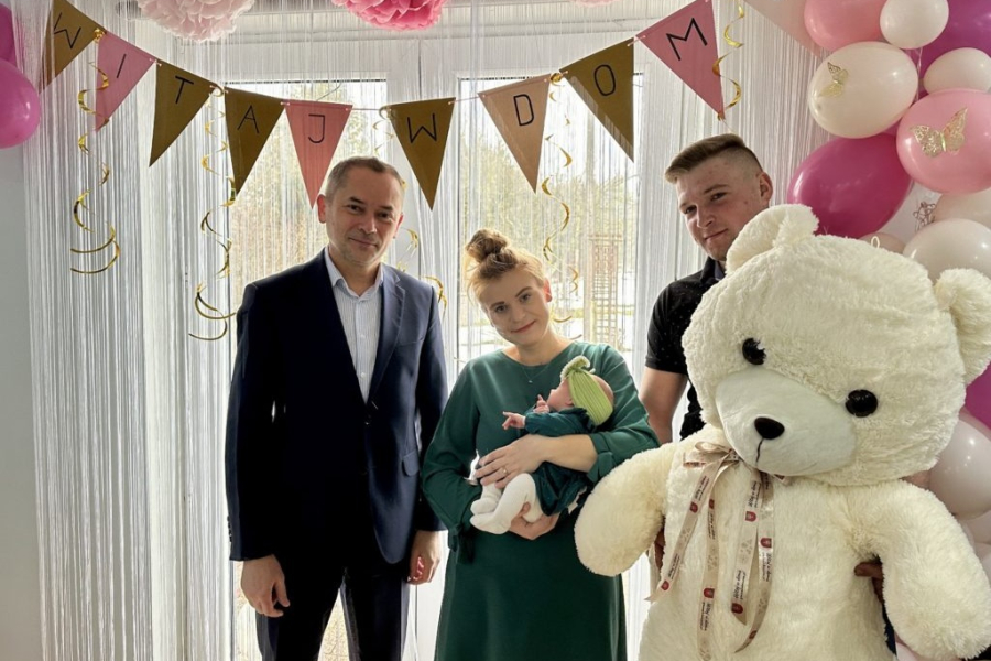 Wójt powitał Maję - pierwszą mieszkankę Gminy Lubaczów urodzoną w 2025 roku