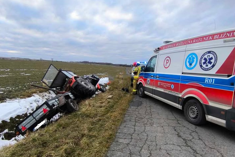 Traktorzysta wpadł do rowu. Trafił do szpitala