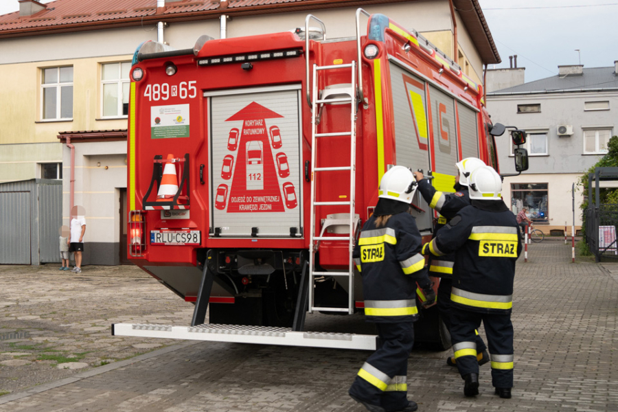 Nietypowa akcja strażaków w Oleszycach. 2-letnie dziecko zatrzasnęło się domu