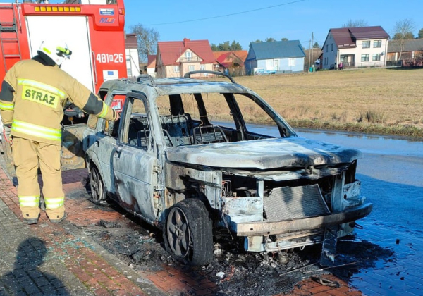  Pożar auta w Hucie Różanieckiej - Land Rover spłonął doszczętnie
